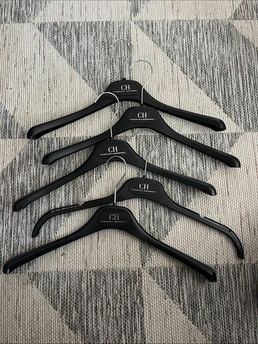 CH Carolina Herrera set 5 hangers